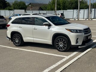 2019 Toyota Highlander III (XU50) Рестайлинг, белый, 3700000 рублей, вид 4