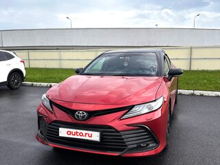 2022 Toyota Camry VIII (XV70) Рестайлинг, красный, 2350000 рублей, вид 2