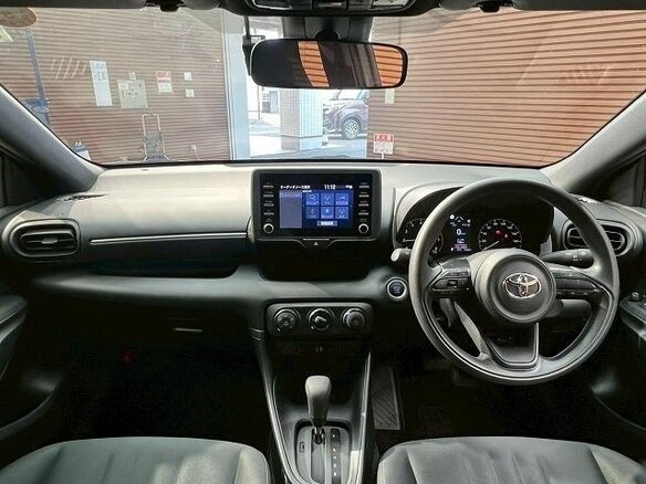 2023 Toyota Yaris IV, белый - вид 12