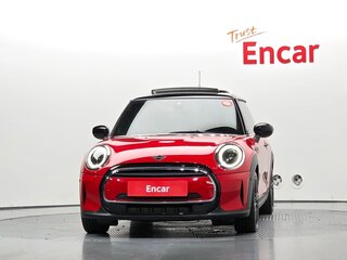 2022 Mini Hatch Cooper III (F55/F56) Рестайлинг 2, красный, 1860000 рублей, вид 2