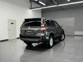 2015 Toyota Land Cruiser Prado 4-speed 150 Series Рестайлинг 1, серый, 3260000 рублей - вид 1