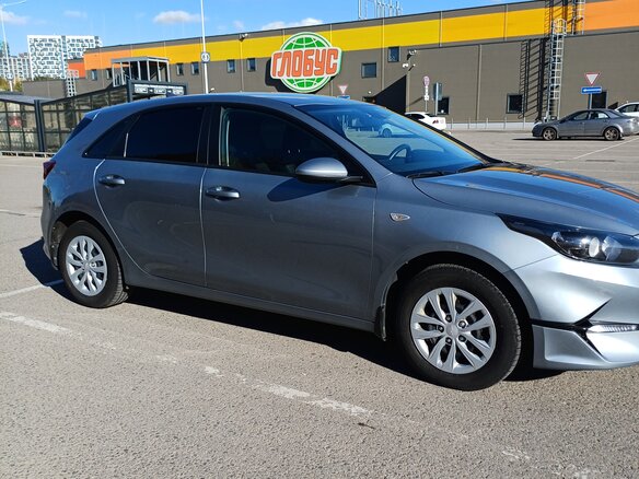 2022 Kia Ceed III Рестайлинг, серый, 2150000 рублей - вид 3