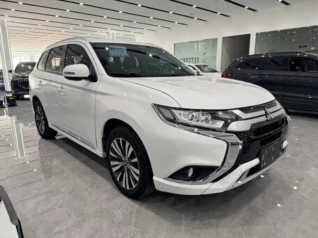 2022 Mitsubishi Outlander III Рестайлинг 3, белый, 1950000 рублей, вид 4
