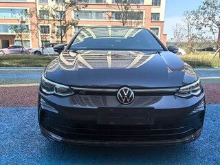 2023 Volkswagen Golf VIII, чёрный, 1520000 рублей, вид 3