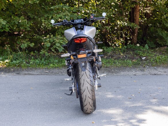 2022 Yamaha MT-09 (FZ-09), серебристый, 1075000 рублей - вид 3