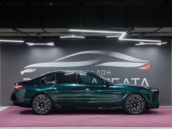 2026 BMW 7 серии 740 xDrive VII (G70) Рестайлинг, зелёный, 27790000 рублей - вид 5