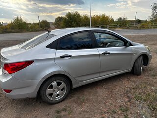 2011 Hyundai Solaris I, серебристый, 600000 рублей, вид 3