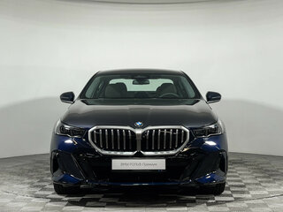 2025 BMW 5 серии Long 530Li xDrive VIII (G60/G61/G68), синий, 8350000 рублей, вид 4