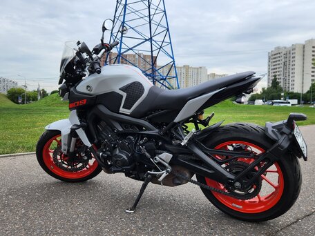 2019 Yamaha MT-09 (FZ-09), серый, 950000 рублей, вид 4