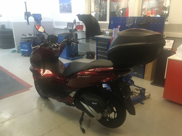 2021 Honda PCX 125, красный, 325000 рублей - вид 9