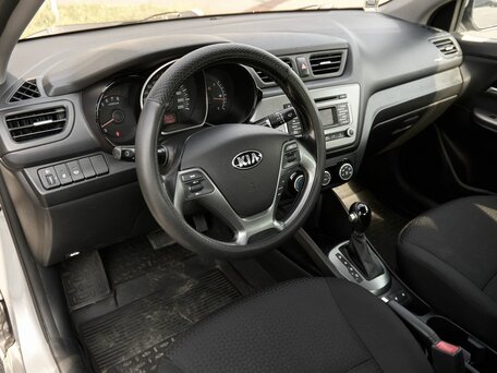 2016 Kia Rio III Рестайлинг, серебристый, 880000 рублей, вид 5