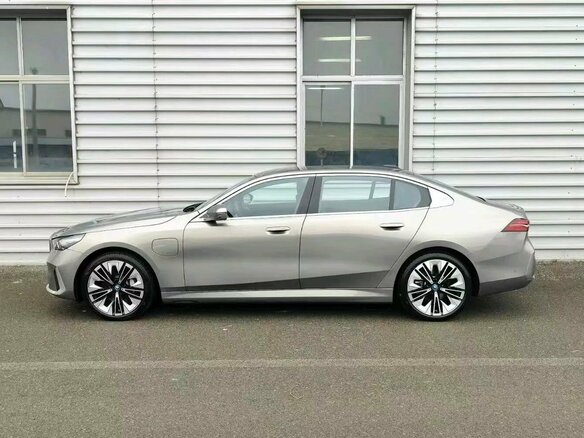 2024 BMW i5 Long eDrive35L, серый, 6990000 рублей - вид 5