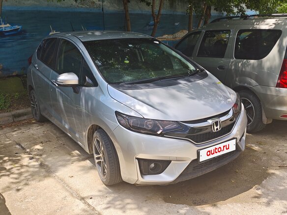 2017 Honda Fit III Рестайлинг, серебристый, 950000 рублей - вид 2