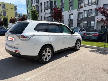 2013 Mitsubishi Outlander III, белый, 1400000 рублей, вид 5