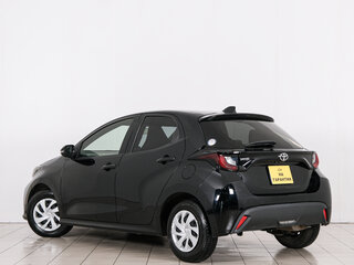 2021 Toyota Yaris IV, чёрный, 1109000 рублей, вид 4