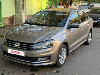 2017 Volkswagen Polo V Рестайлинг, бежевый, 899000 рублей, вид 3