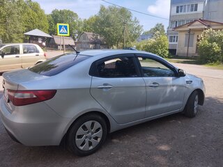 2013 Kia Rio 5-speed III, серебристый, 650000 рублей, вид 3