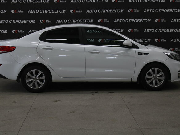 2016 Kia Rio III Рестайлинг, белый, 963000 рублей - вид 3
