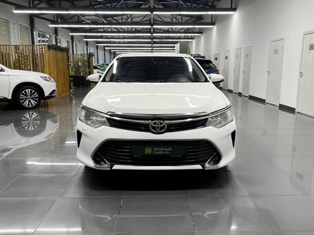 2015 Toyota Camry VII (XV50) Рестайлинг, белый, 1730000 рублей, вид 3