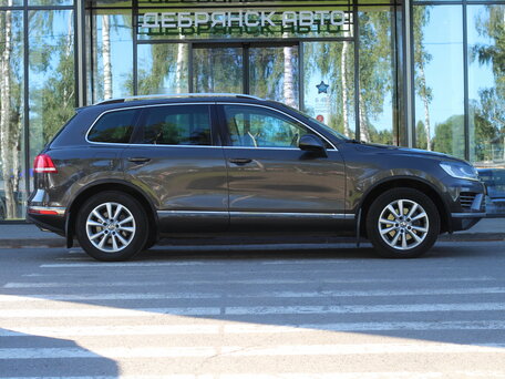 2017 Volkswagen Touareg II Рестайлинг, коричневый, 3630000 рублей, вид 4