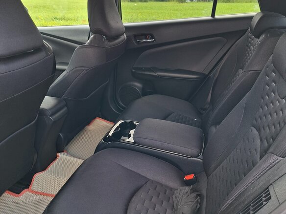 2017 Toyota Prius PHV ZVW52 IV (XW50), белый, 1850000 рублей - вид 9