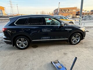 2020 Volkswagen Touareg III, чёрный, 5600000 рублей, вид 3