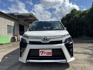 2021 Toyota Voxy III (R80) Рестайлинг, белый, 2090000 рублей, вид 2