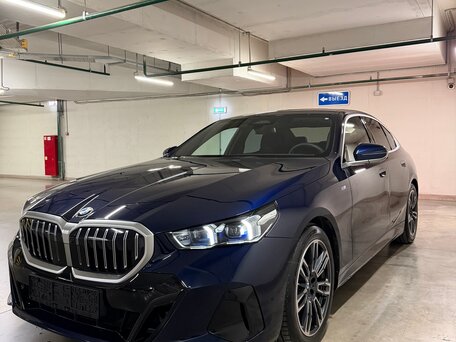 2023 BMW 5 серии 520d xDrive VIII (G60/G61/G68), синий, 6850000 рублей, вид 4