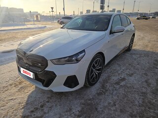 2024 BMW 5 серии 520i VIII (G60/G61/G68), белый, 7200000 рублей, вид 4