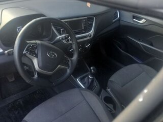 2017 Hyundai Solaris II, чёрный, 750000 рублей, вид 4