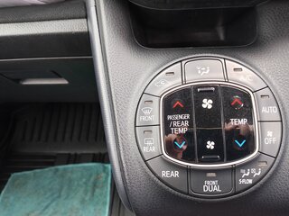 2017 Toyota Voxy III (R80), белый, 2200000 рублей, вид 5