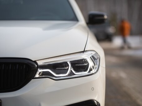 2019 BMW 5 серии 530d xDrive VII (G30/G31/G38), белый, 4340000 рублей, вид 2