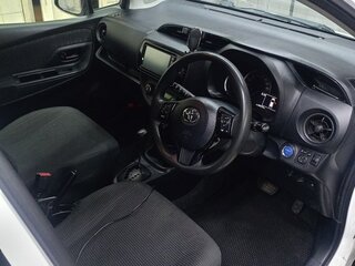 2017 Toyota Vitz III (XP130) Рестайлинг 2, белый, 949000 рублей, вид 5