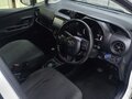 2017 Toyota Vitz III (XP130) Рестайлинг 2, белый, 949000 рублей - вид 4
