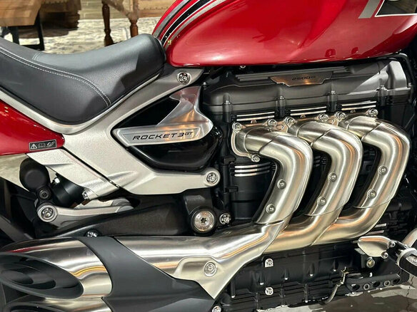 2023 Triumph Rocket 3, красный, 2990000 рублей - вид 23