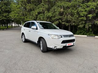 2013 Mitsubishi Outlander III, белый, 1700000 рублей, вид 2