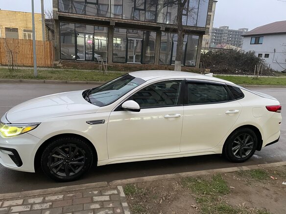 2019 Kia Optima IV Рестайлинг, белый, 1100000 рублей - вид 2