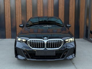 2025 BMW 5 серии 530i xDrive VIII (G60/G61/G68), серый, 7600000 рублей, вид 2