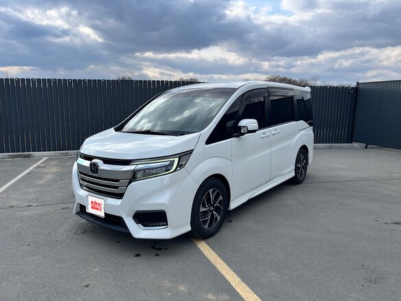 2017 Honda Stepwgn Spada V Рестайлинг, белый, 1855000 рублей