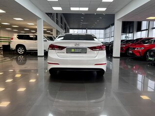2017 Hyundai Elantra VI (AD), белый, 1140000 рублей, вид 4