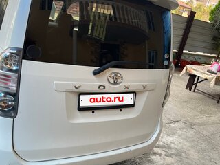 2008 Toyota Voxy II (R70), белый, 800000 рублей, вид 4
