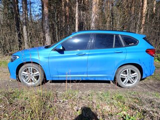 2020 BMW X1 20i xDrive II (F48) Рестайлинг, синий, 3650000 рублей, вид 4