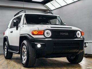2021 Toyota FJ Cruiser, белый, 6500000 рублей, вид 2