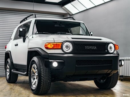 2021 Toyota FJ Cruiser, белый, 6500000 рублей, вид 2
