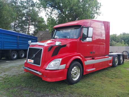 2003 Volvo VNL, красный, 5500000 рублей, вид 1
