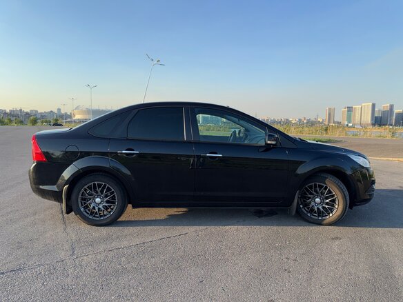 2010 Ford Focus II Рестайлинг, чёрный, 600000 рублей - вид 1