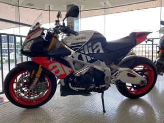2018 Aprilia Tuono V4, чёрный, 1346000 рублей, вид 2