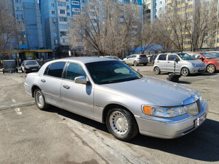 1999 Lincoln Town Car III, серебристый, 1500000 рублей, вид 1