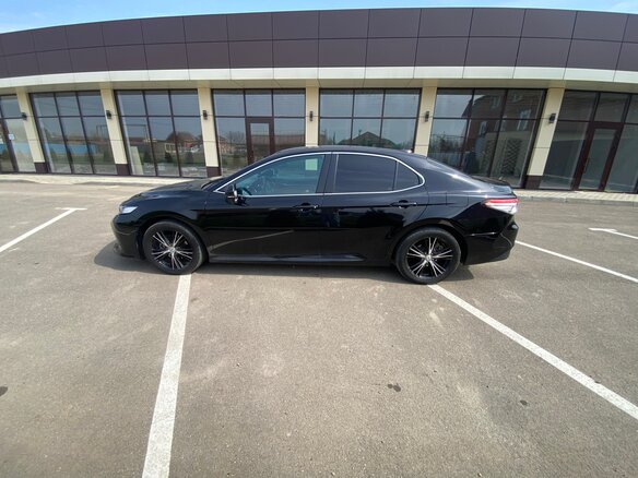 2020 Toyota Camry VIII (XV70), чёрный, 2590000 рублей - вид 9