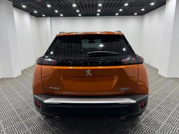 2023 Peugeot 2008 II, оранжевый, 1410000 рублей - вид 4